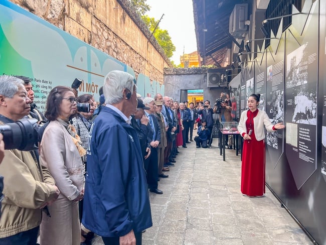 Tái hiện hào khí Điện Biên Phủ trên không qua trưng bày "Khát vọng hòa bình" - Ảnh 2.