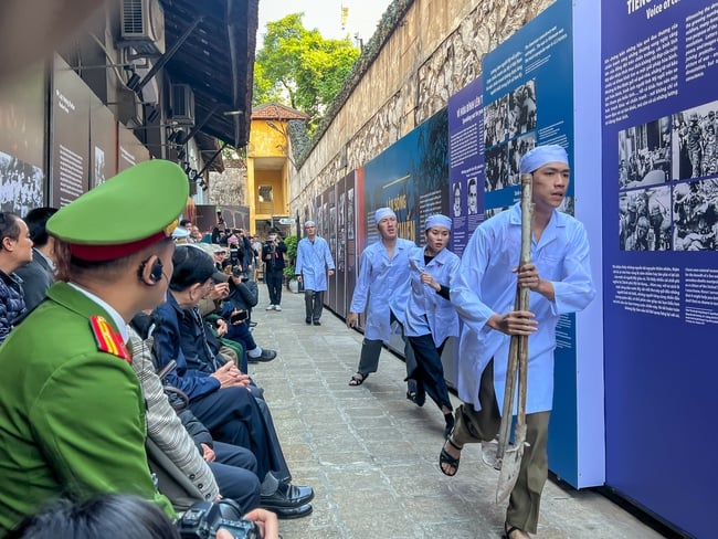 Tái hiện hào khí Điện Biên Phủ trên không qua trưng bày "Khát vọng hòa bình" - Ảnh 7.