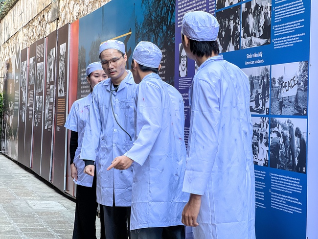 Tái hiện hào khí Điện Biên Phủ trên không qua trưng bày "Khát vọng hòa bình" - Ảnh 8.