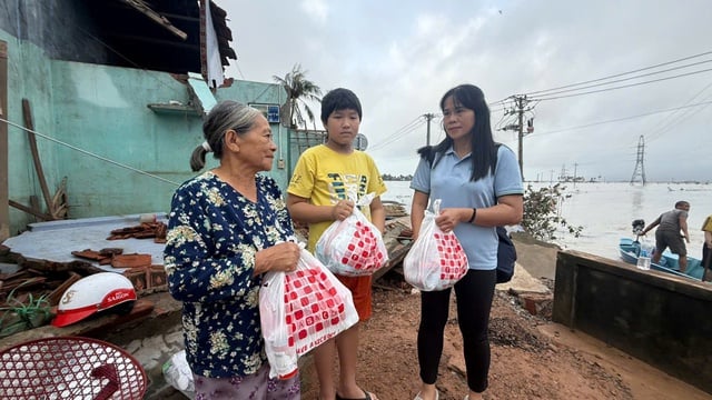 Báo Thanh Niên trao tận tay hàng cứu trợ đến người dân rốn lũ Hòa Xuân- Ảnh 4.