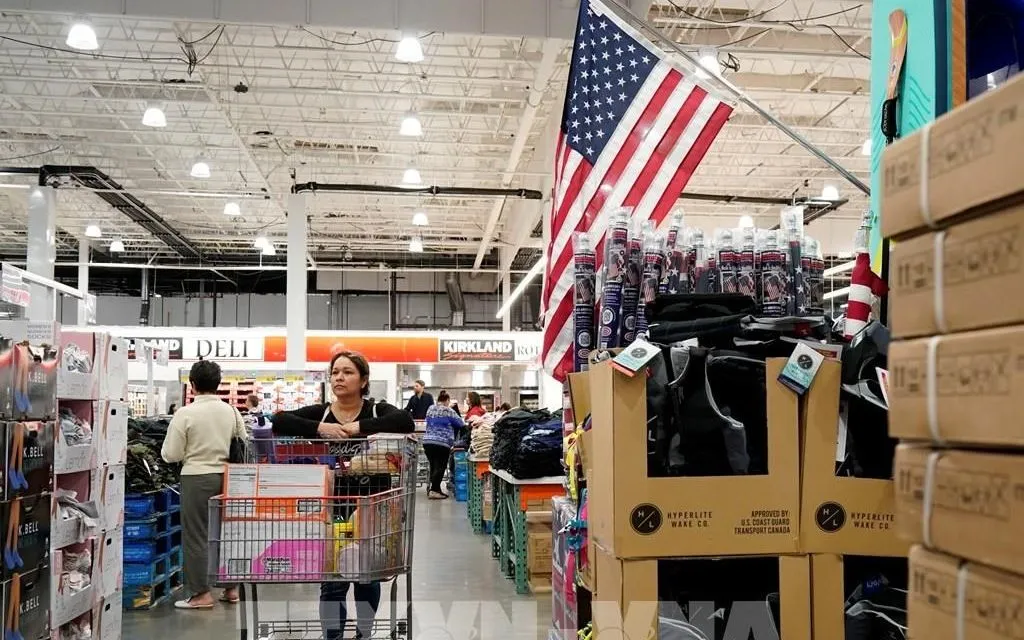 Người tiêu dùng mua sắm tại siêu thị ở California, Mỹ. (Ảnh: THX/TTXVN)