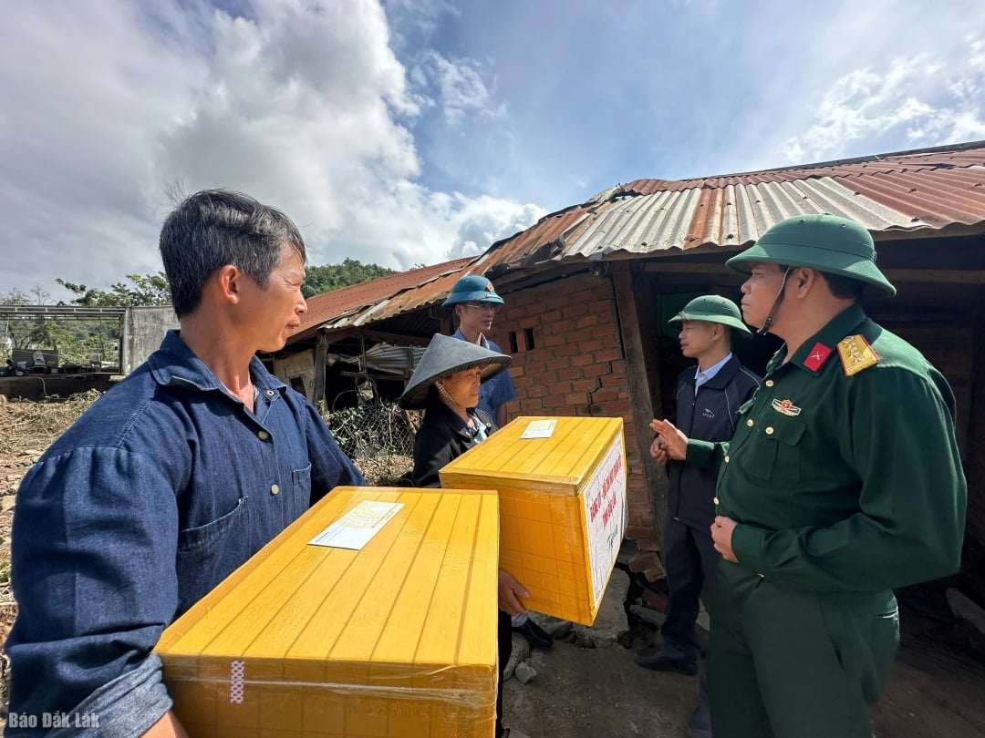 O Coronel Nie Ta encorajou as famílias e sugeriu