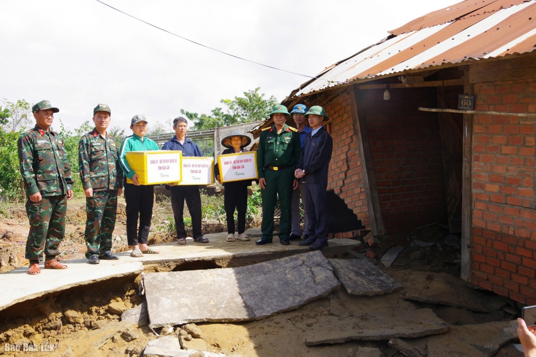 A delegação de trabalho visitou e entregou presentes às famílias cujas casas desabaram devido às inundações.