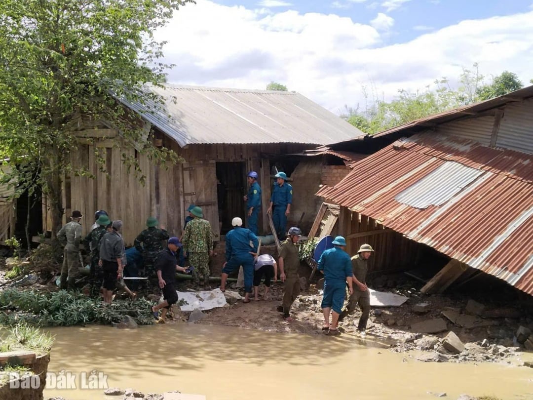 Forças da milícia se unem para ajudar as pessoas.
