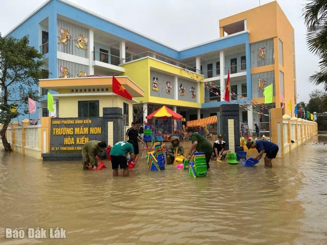 Fuerzas policiales se movilizan para limpiar tras inundaciones en escuelas...