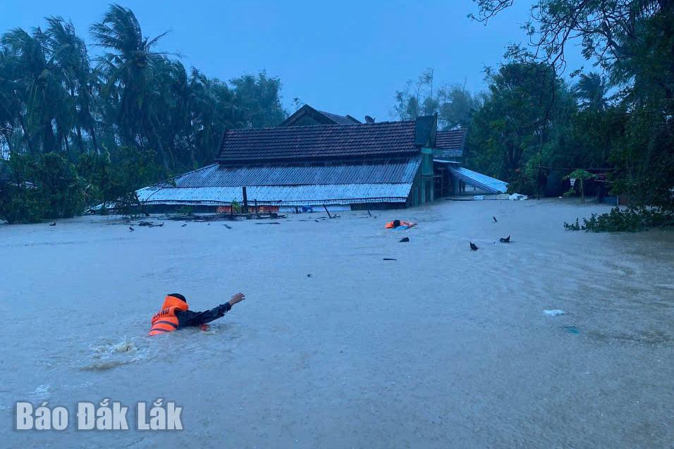 Las fuerzas de rescate de la Policía Provincial se acercaron a una casa inundada en la comuna de O Loan en la tarde del 19 de noviembre.