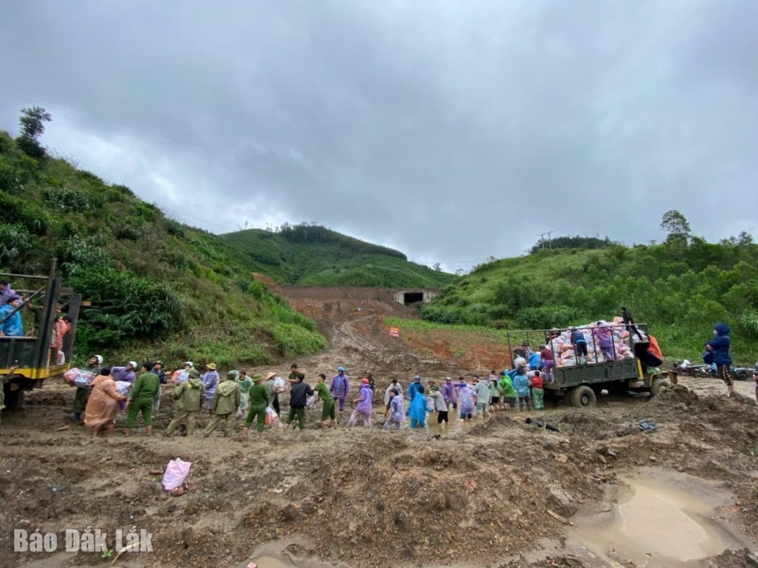 Oficiales y soldados del campo de detención núm. 1 de la policía provincial suministraron artículos de primera necesidad a la aldea de Cu Dhat (comuna de Yang Mao).
