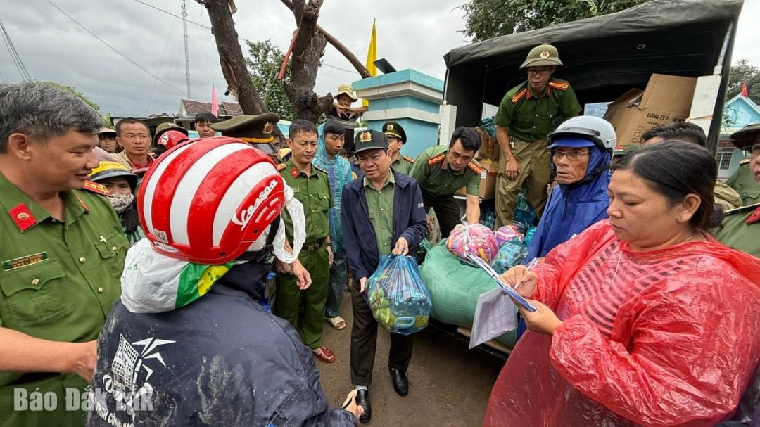 El director de la Policía Provincial, mayor general Phan Thanh Tam, entregó obsequios para apoyar a la gente de la comuna de Dong Xuan.
