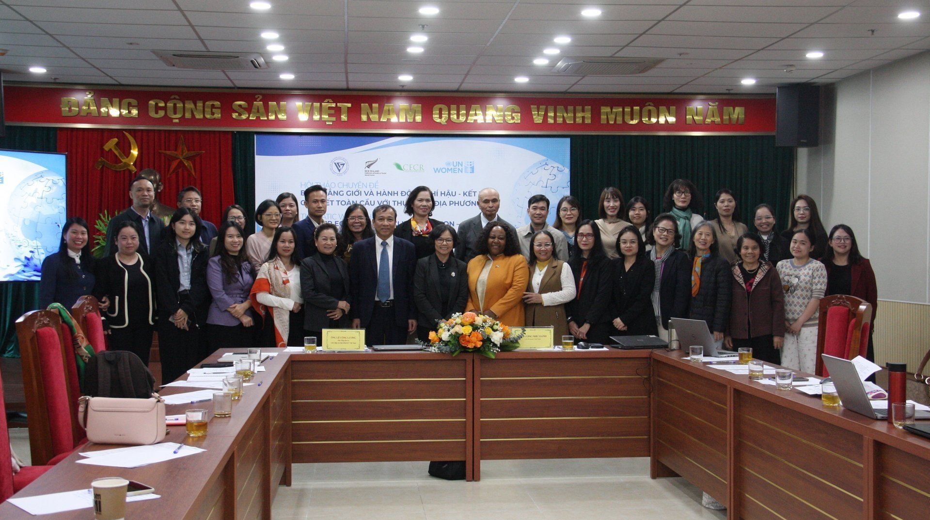 Các đại biểu chụp ảnh lưu niệm. Ảnh: Mai Đan.