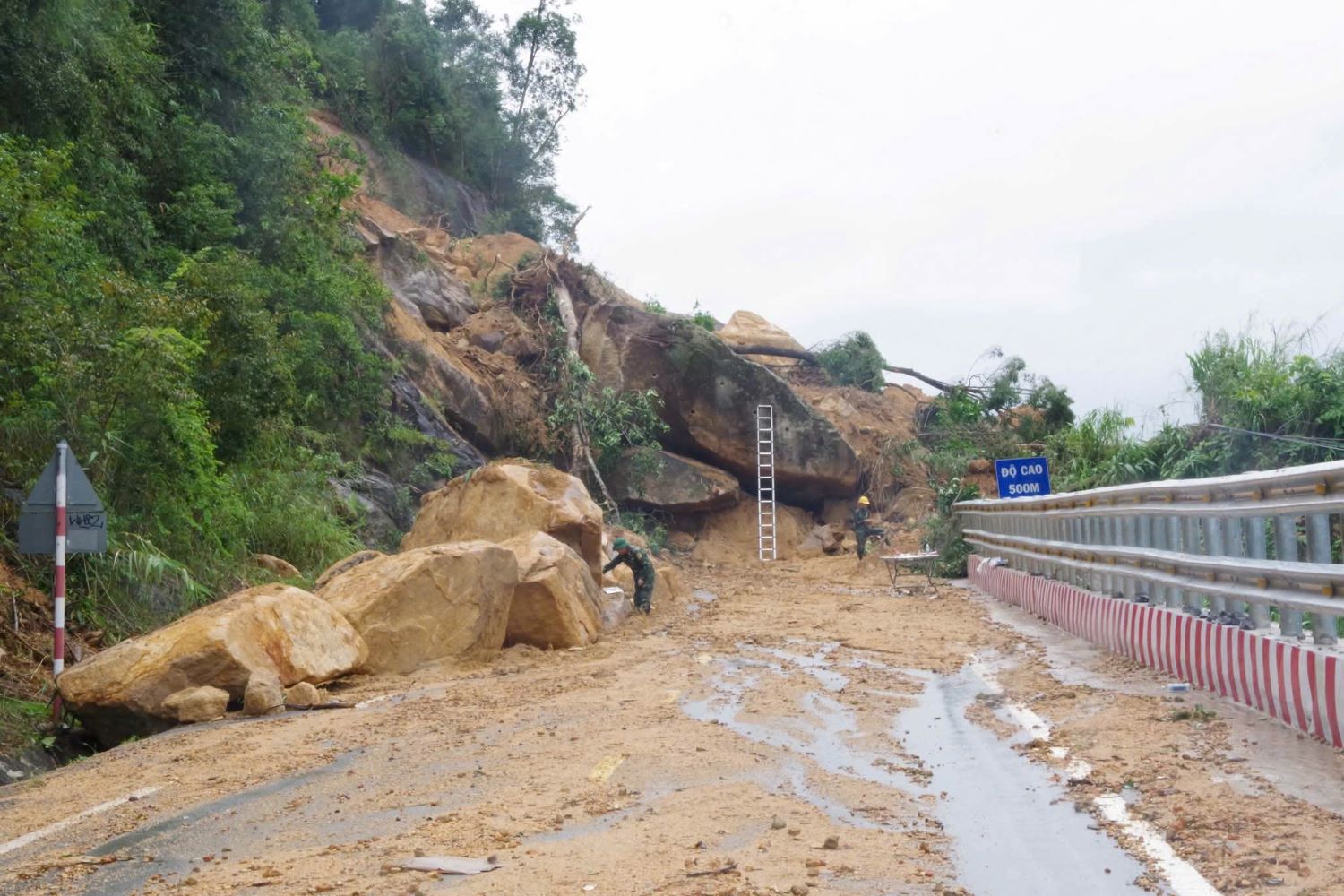 Scéna země a skály před explozí.