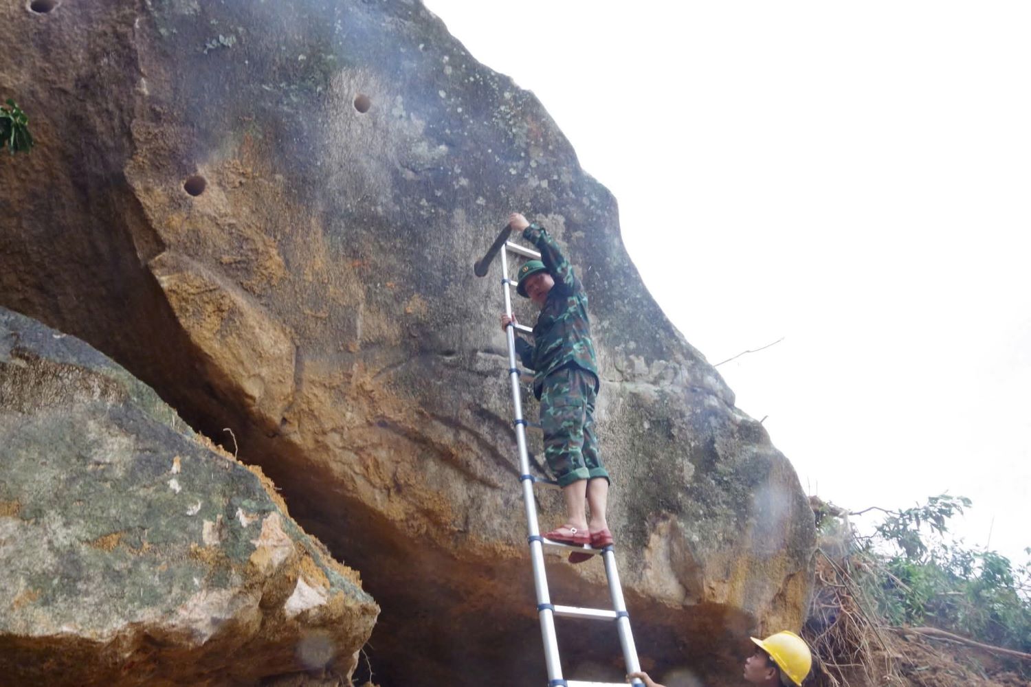 Inženýři provádějí vrtání, aby našli výbušniny.
