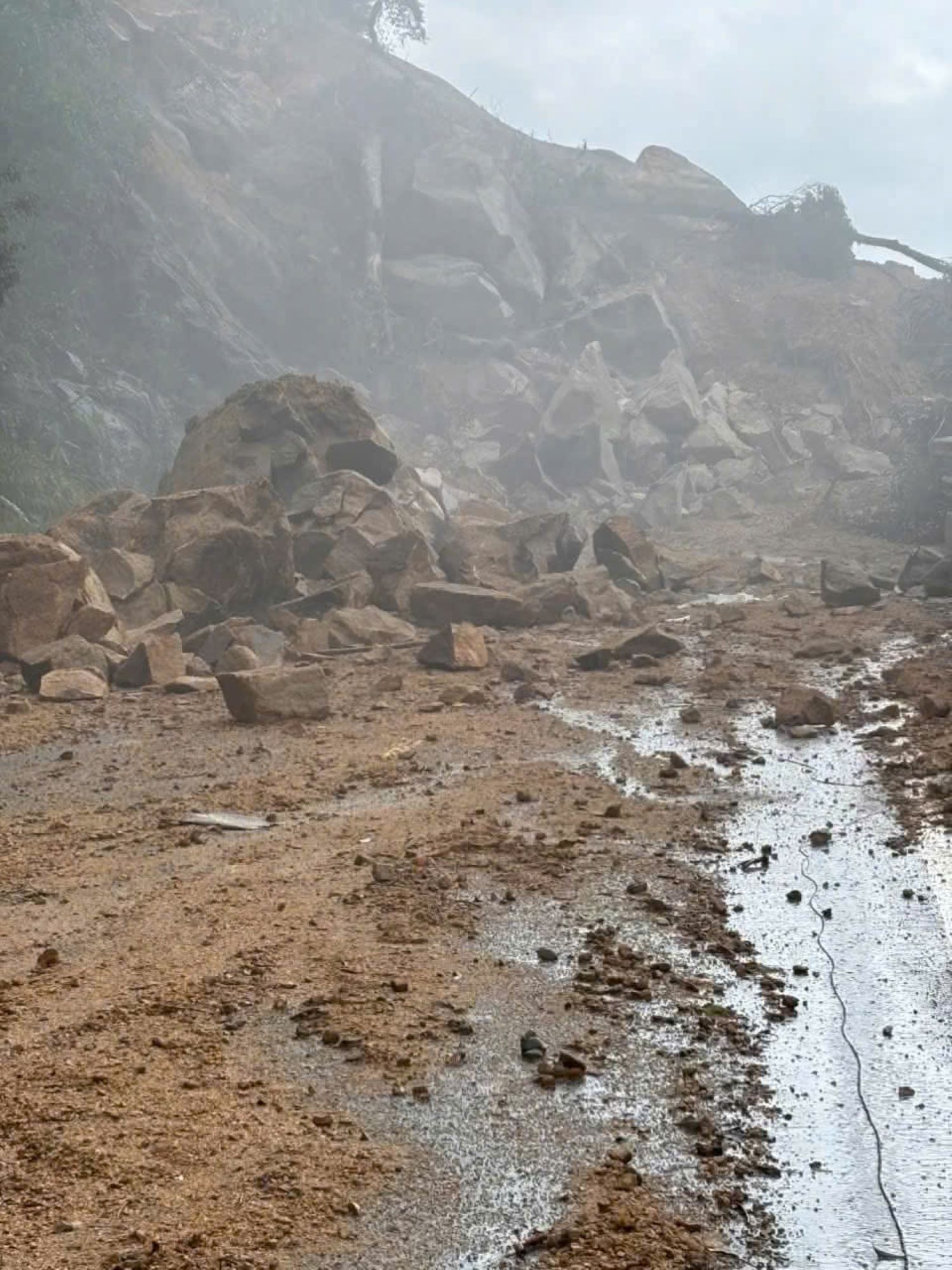 Scéna země a skály po výbuchu.