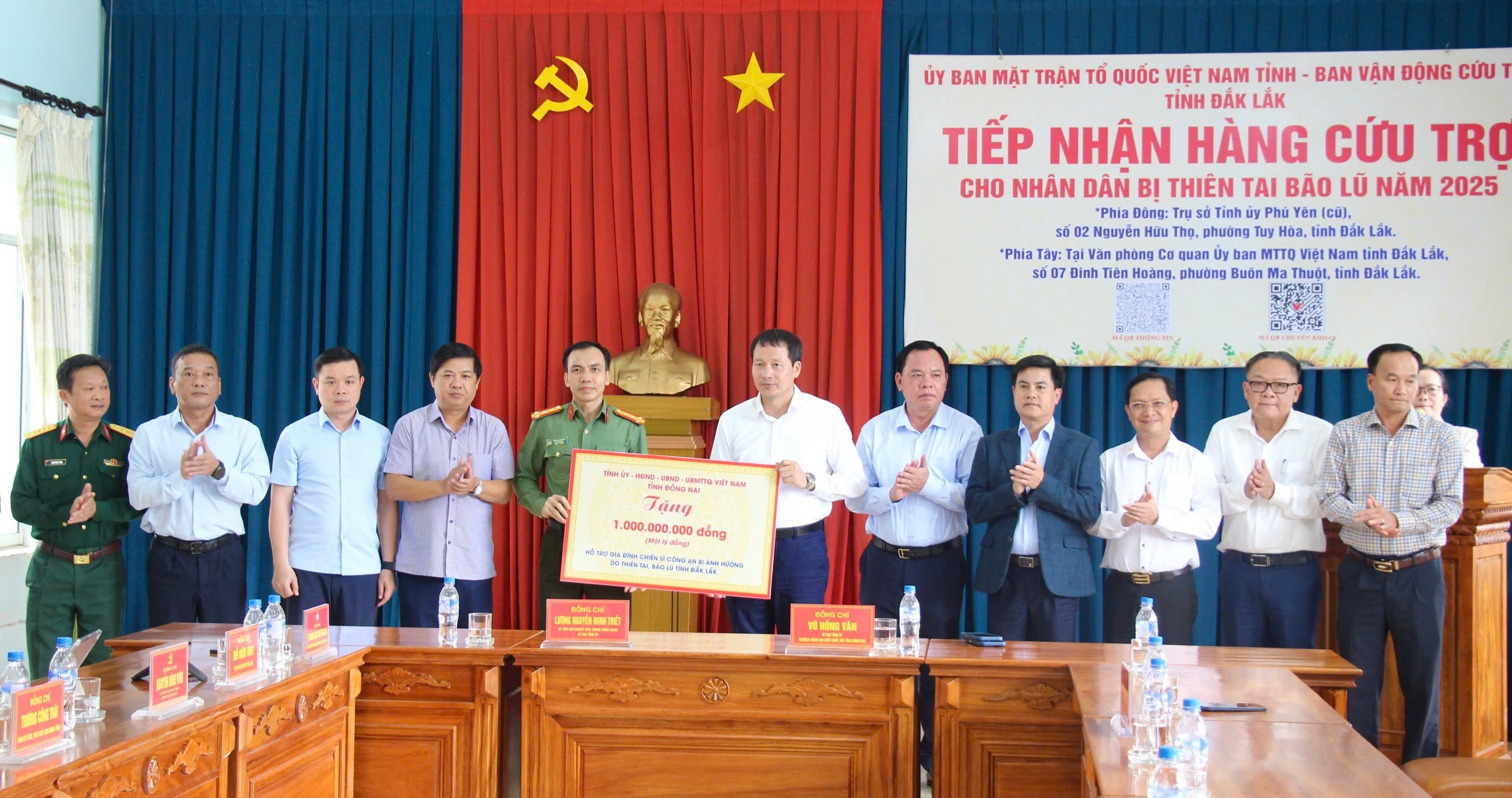Comrade Vu Hong Van - Provincial Party Secretary, Head of the National Assembly Delegation of Dong Nai province presented a symbolic amount of 1 billion VND to support the family of a police officer of Dak Lak province. Photo: Tran The