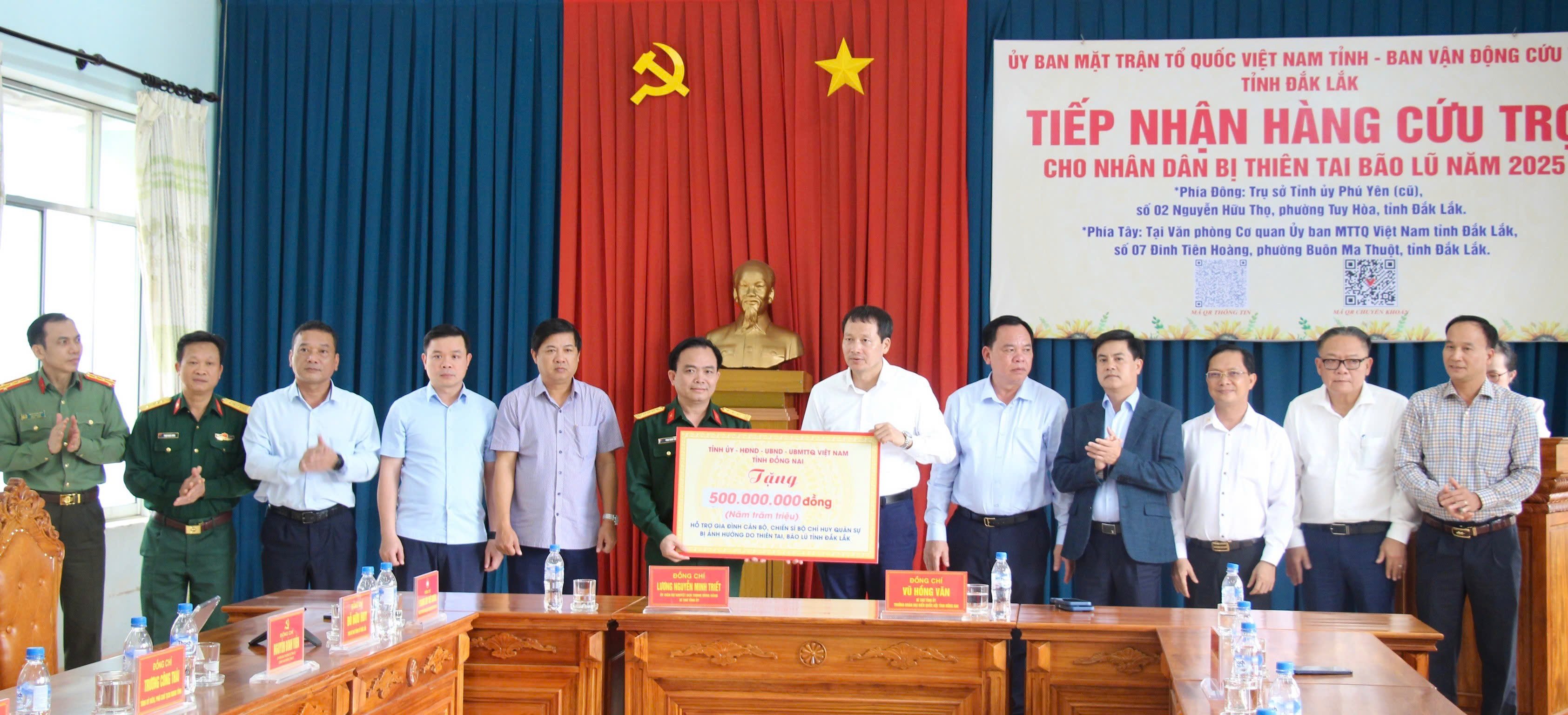Comrade Vu Hong Van - Secretary of the Provincial Party Committee, Head of the National Assembly Delegation of Dong Nai province presented a symbolic amount of 500 million VND to support the families of soldiers of the Dak Lak Provincial Military Command. Photo: Tran The  