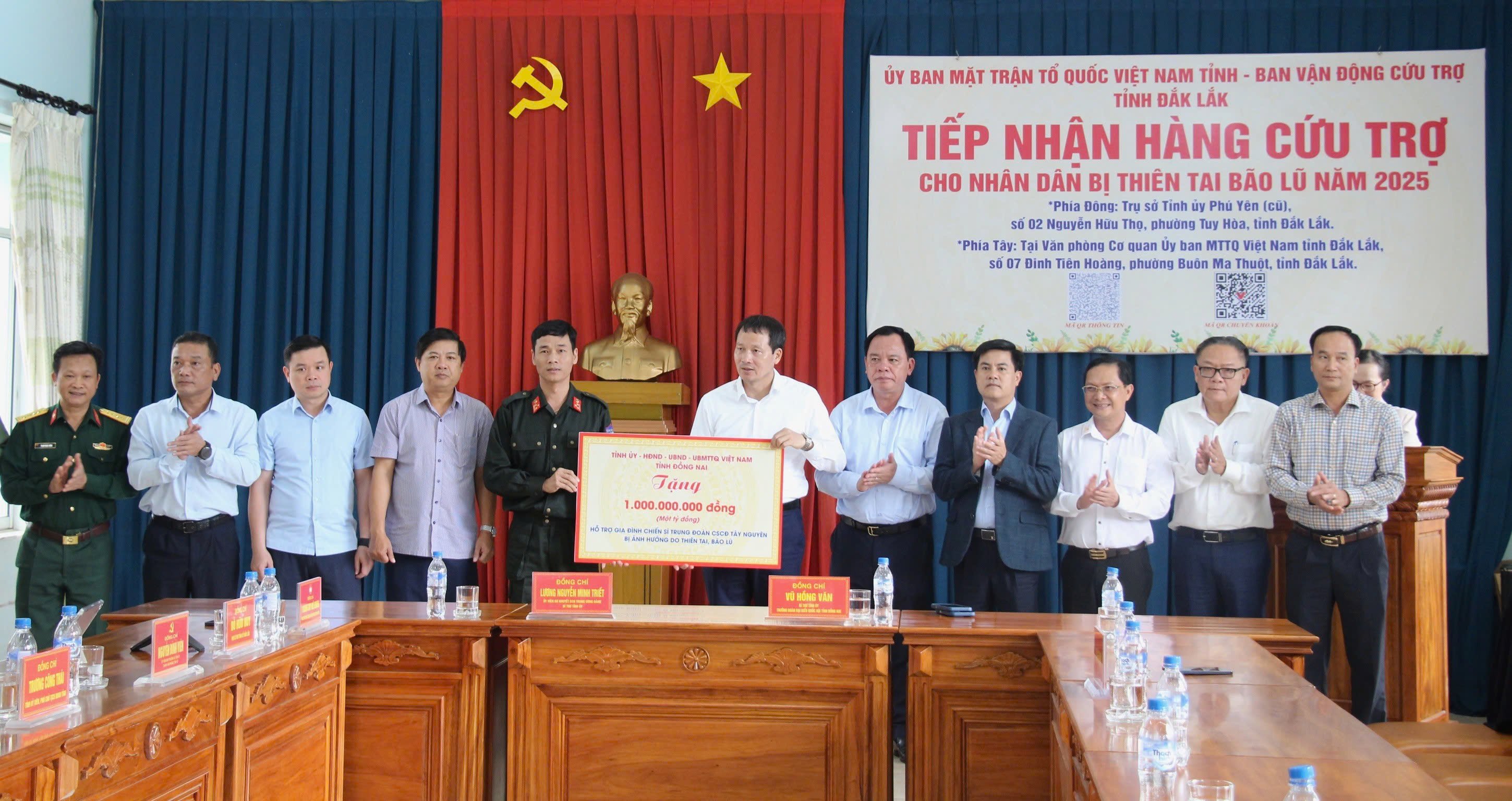 Comrade Vu Hong Van - Secretary of the Provincial Party Committee, Head of the National Assembly Delegation of Dong Nai province presented a symbolic amount of 1 billion VND to support the family of the soldiers of the Tay Nguyen Mobile Police Regiment. Photo: Tran The  