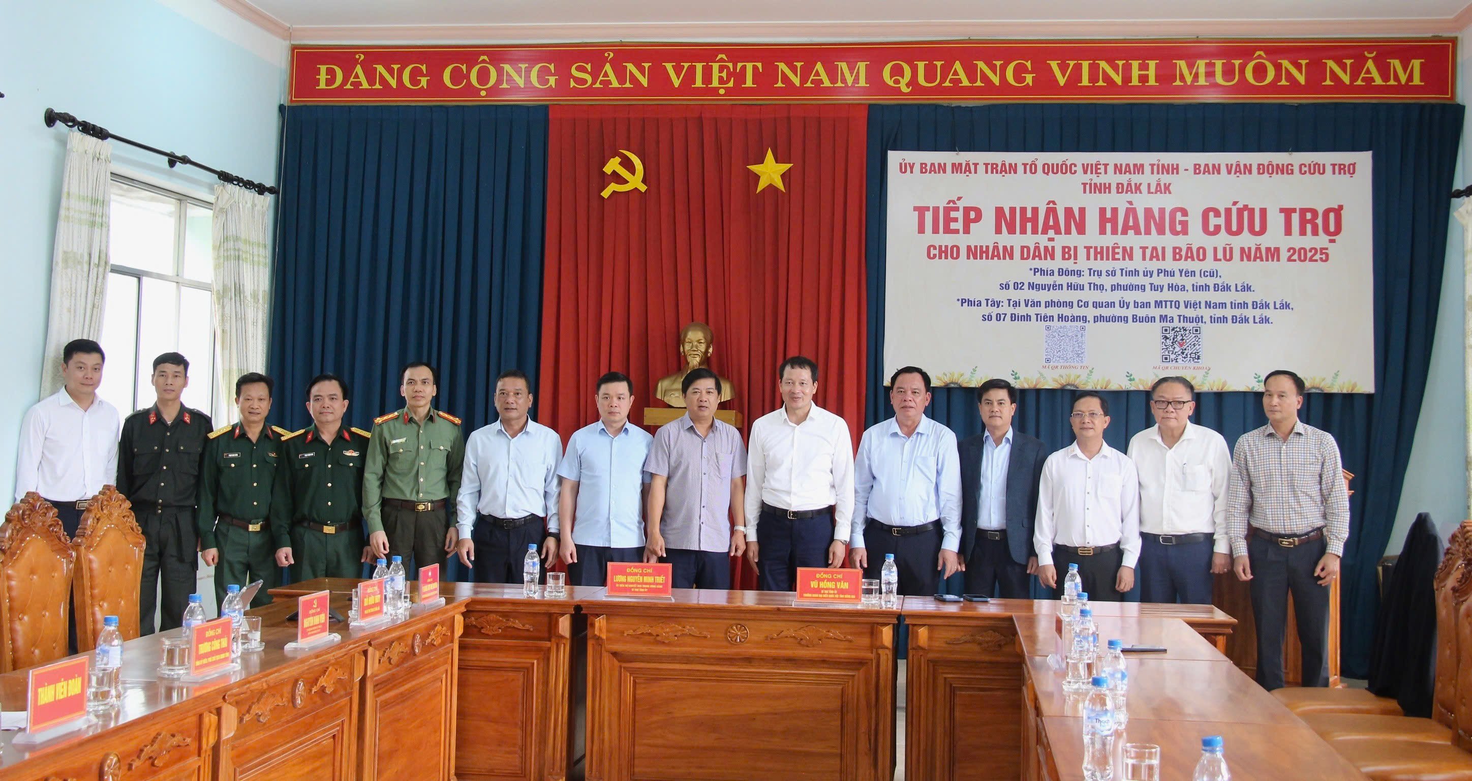 Dong Nai province delegation took souvenir photos with Dak Lak province leaders. Photo: Tran The