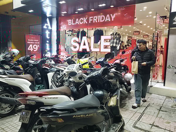 تجذب عروض نهاية العام 2025 انتباه المتسوقين في دا نانغ. Các chương trình khuyến mại cuối năm 2025 đang thu hút sự quan tâm của khách mua sắm tại Đà Nẵng.