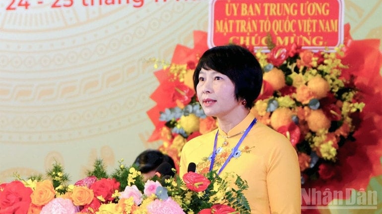 Со вступительной речью на съезде выступила заместитель секретаря провинциального комитета партии, председатель Вьетнамского комитета Отечественного фронта провинции Ламдонг товарищ Фам Тхи Фук. ndo_br_7.jpg