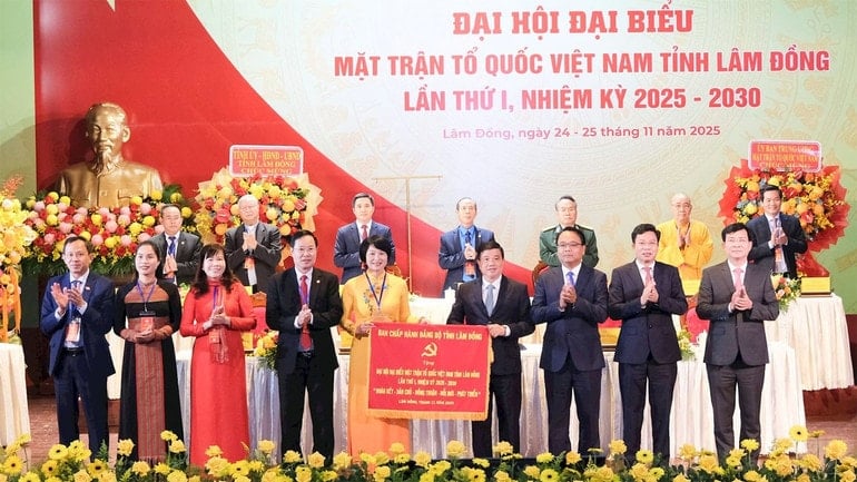 Исполнительный комитет партии провинции Ламдонг вручил съезду поздравительный баннер. 1.jpg