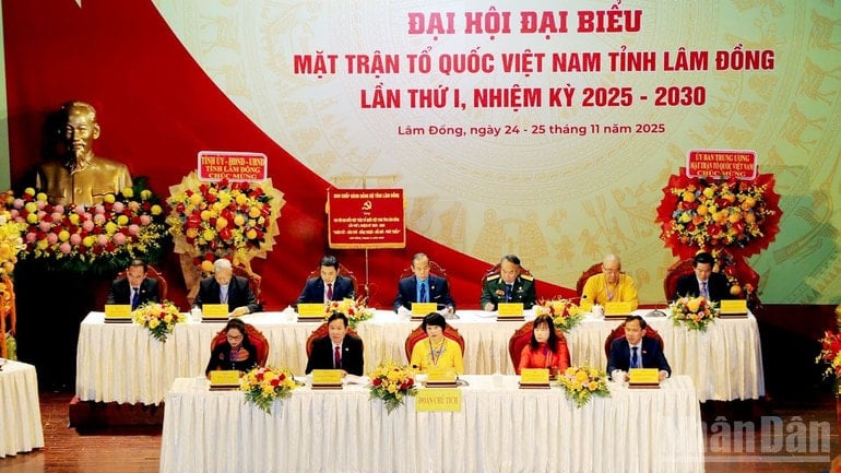 Съездом руководит Президиум. ndo_br_9.jpg