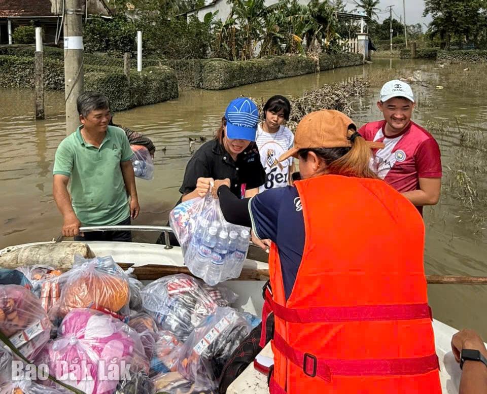 선물은 카누를 타고 홍수 지역으로 운반되어 사람들에게 직접 전달되었습니다.