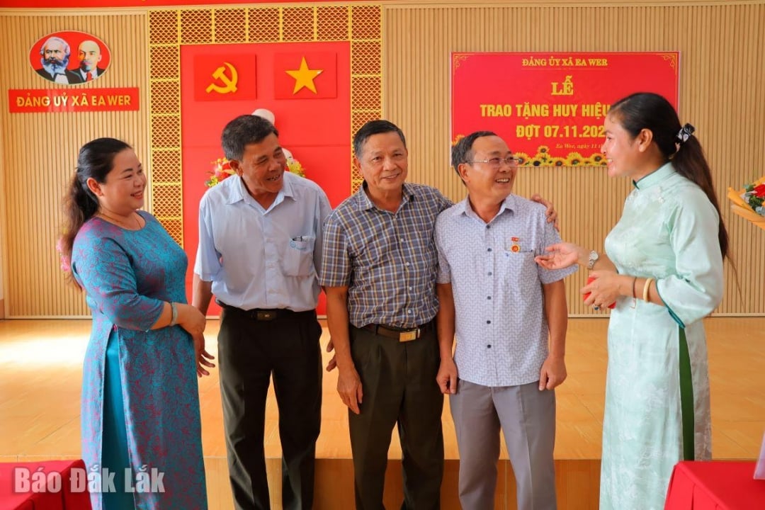 Pan Nguyen Quoc Lap (drugi od prawej) rozmawia z lokalnymi liderami