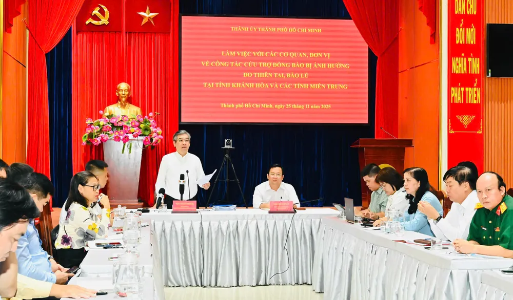 Genosse Nguyen Phuoc Loc, stellvertretender Sekretär des Stadtparteikomitees und Vorsitzender des Komitees der Vaterländischen Front Vietnams in Ho-Chi-Minh-Stadt, leitete die Sitzung am 25. November. Foto: VIET DUNG
