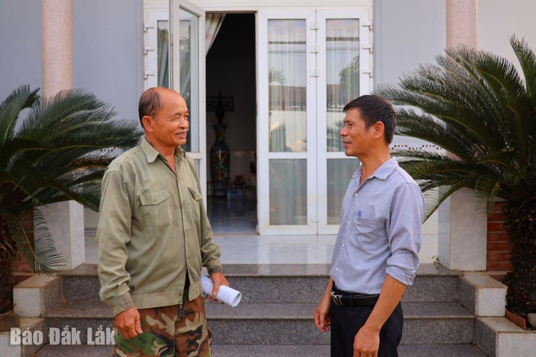 Pan Nguyen Hong Phong jest prestiżową osobą we wsi nr 13, gminie Ea Wer.