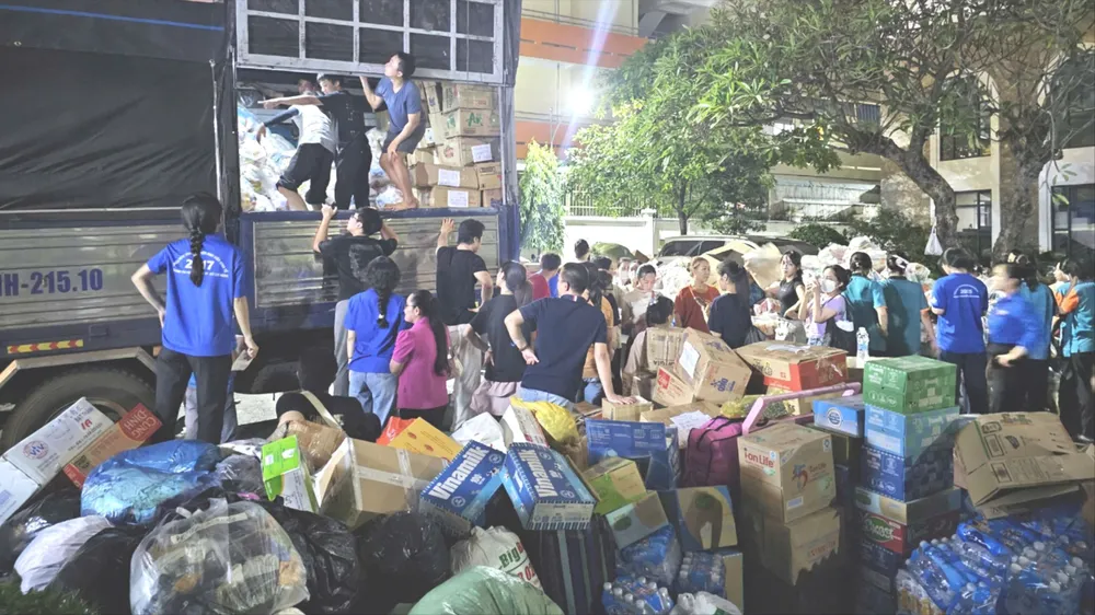 Kebutuhan pokok diangkut dengan truk untuk mendukung provinsi Dak Lak.