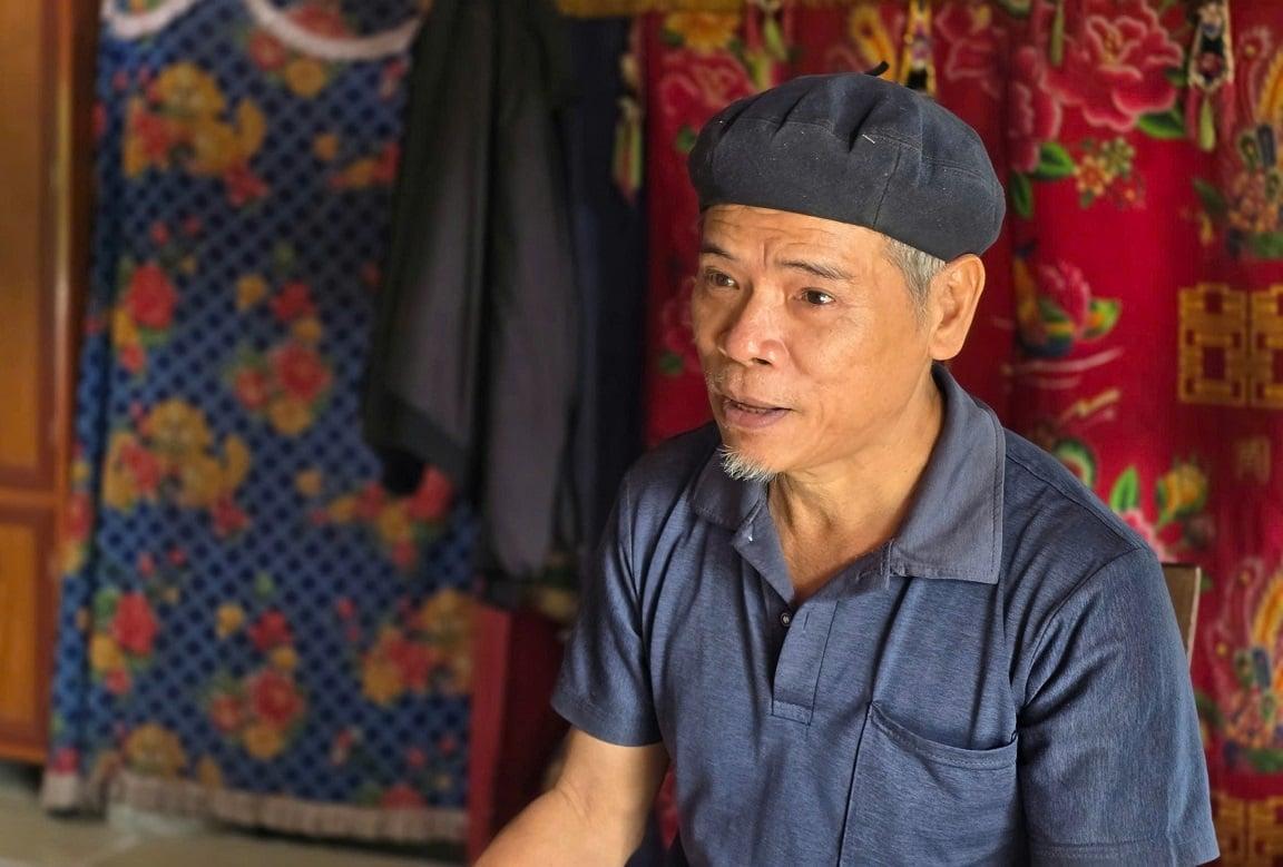 Ông Lăng Văn Tượng chia sẻ về những năm tháng khó khăn trước khi được hỗ trợ xây dựng nhà ở mới. Ảnh: Hoàng Nghĩa.