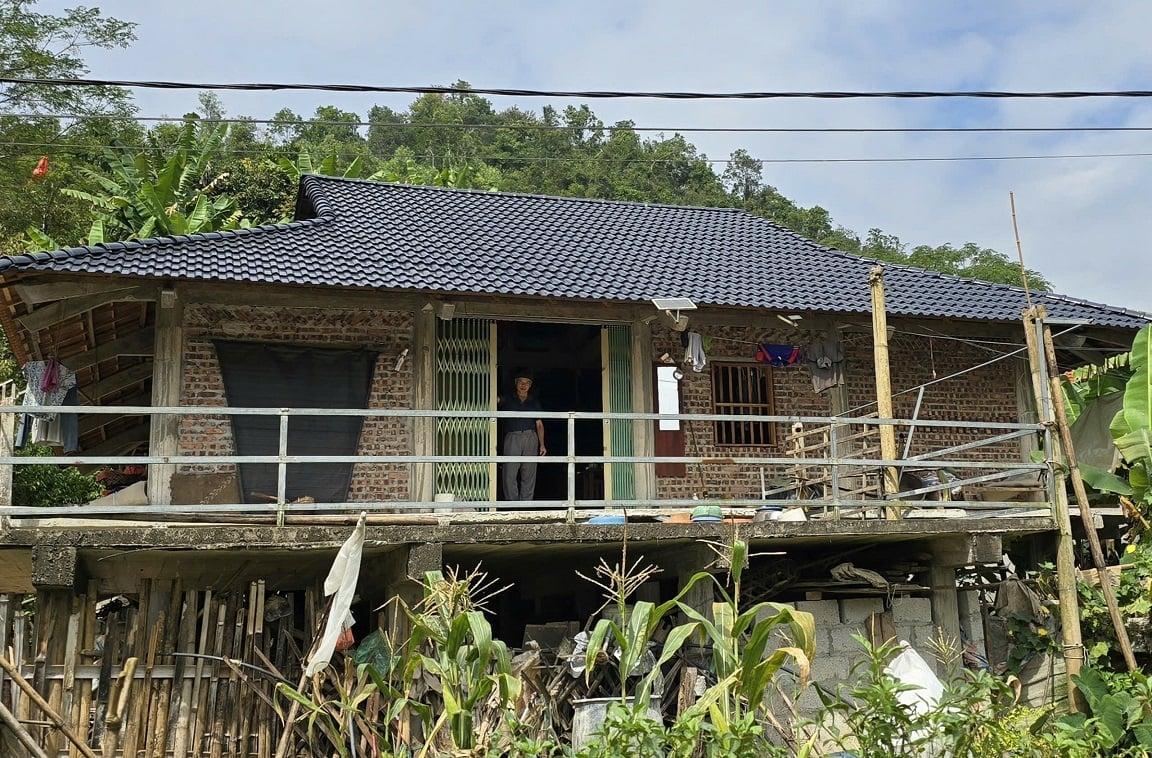 Từ một ngôi nhà cũ kỹ, nay gia đình ông Tượng được sống trong không gian sáng sủa, rộng rãi, không còn dột nát hay sợ gió bão. Ảnh: Hoàng Nghĩa.