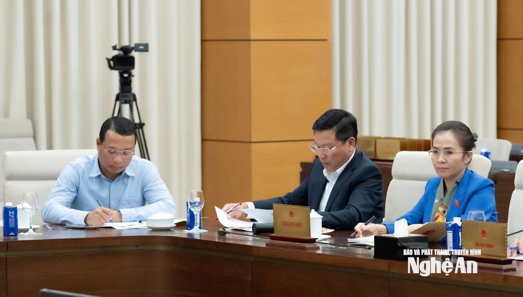 អង់គ្លេស៖ ព័ត៌មាន