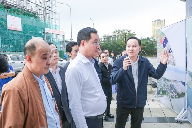 دبیر کمیته حزب شهر، لو نگوک کوانگ، از آژانس اجرایی مرکز مالی بین‌المللی ویتنام در شهر دانانگ بازدید کرد.