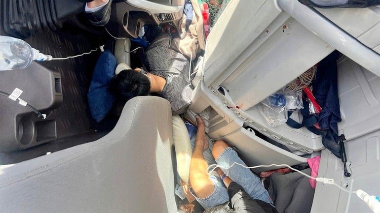 Pasukan profesional membimbing polis komune dan pihak berkuasa tempatan untuk menggerakkan pasukan perubatan untuk memberikan pertolongan cemas awal dan memastikan kesihatan dan keselamatan mangsa sebelum melakukan penyelamatan. 2-6368.jpg