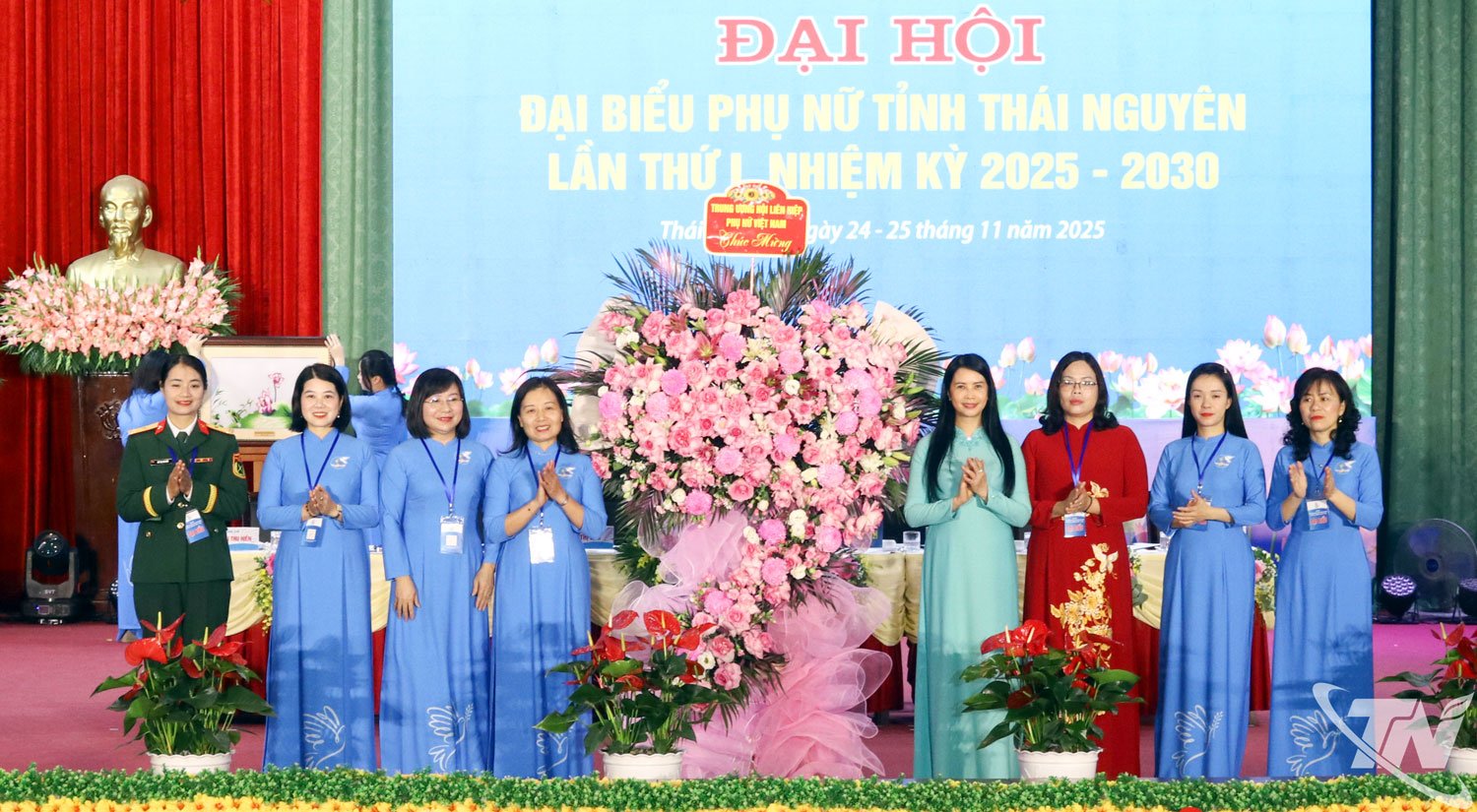 Towarzyszka Tran Lan Huong, stała wiceprezes Wietnamskiego Związku Kobiet, wręczyła kwiaty w ramach gratulacji dla Kongresu.