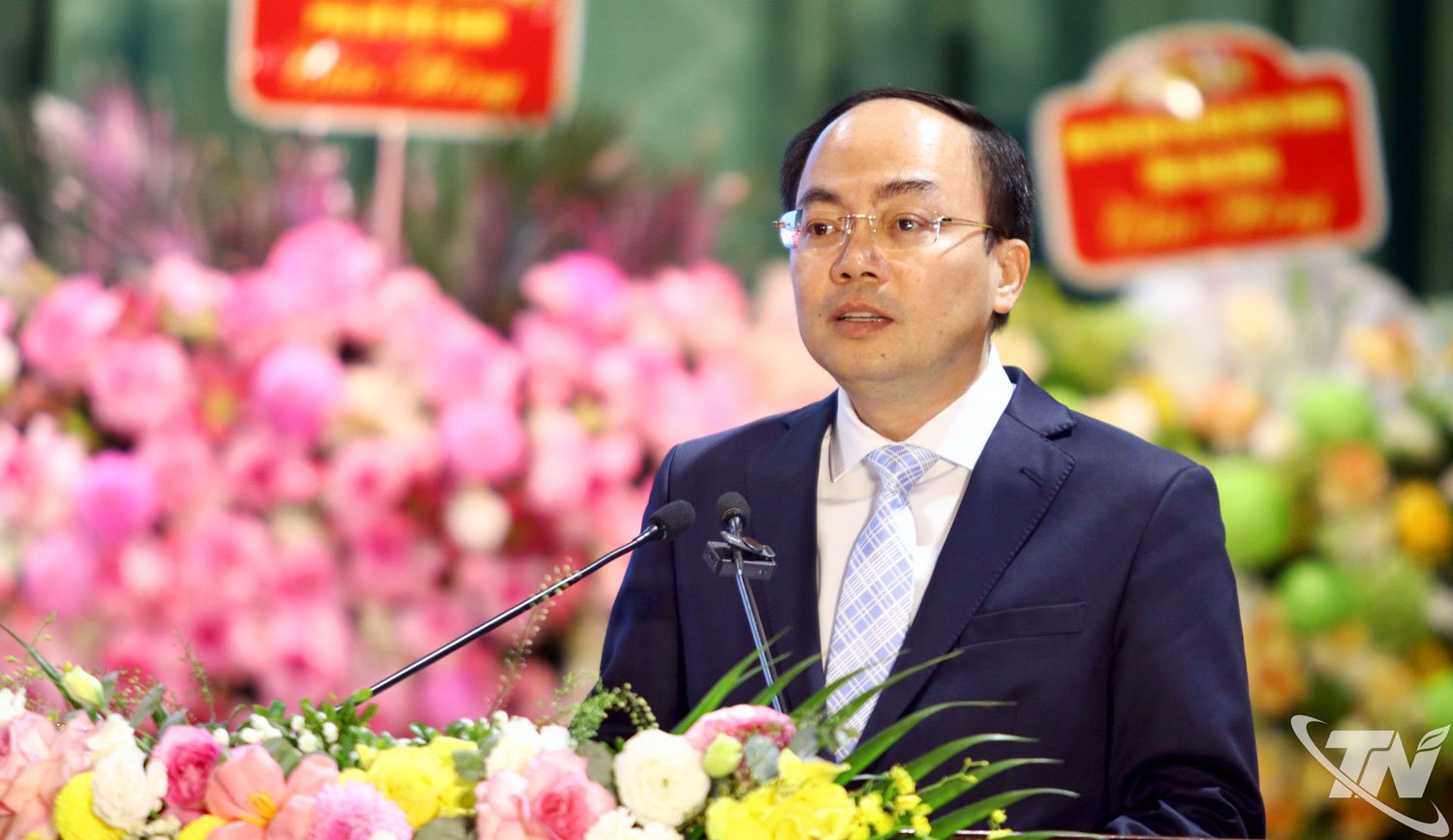 Towarzysz Nguyen Dang Binh, stały zastępca sekretarza Prowincjonalnego Komitetu Partii, przewodniczący Prowincjonalnej Rady Ludowej, przemawiał na Kongresie.