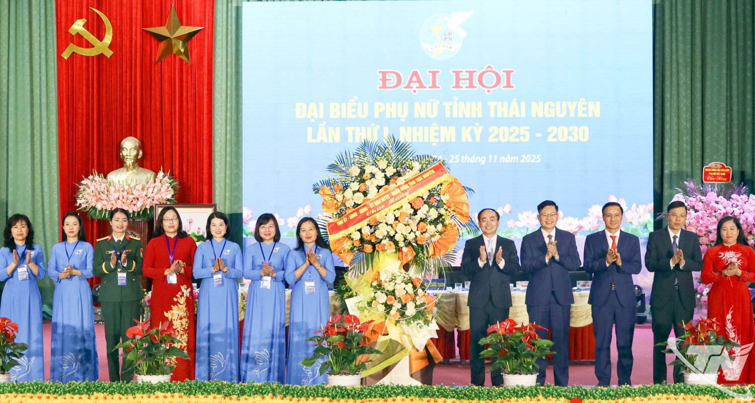 Towarzysz Nguyen Dang Binh, stały zastępca sekretarza Prowincjonalnego Komitetu Partii, przewodniczący Prowincjonalnej Rady Ludowej i przywódcy prowincji Thai Nguyen wręczyli kwiaty, aby pogratulować Kongresowi.