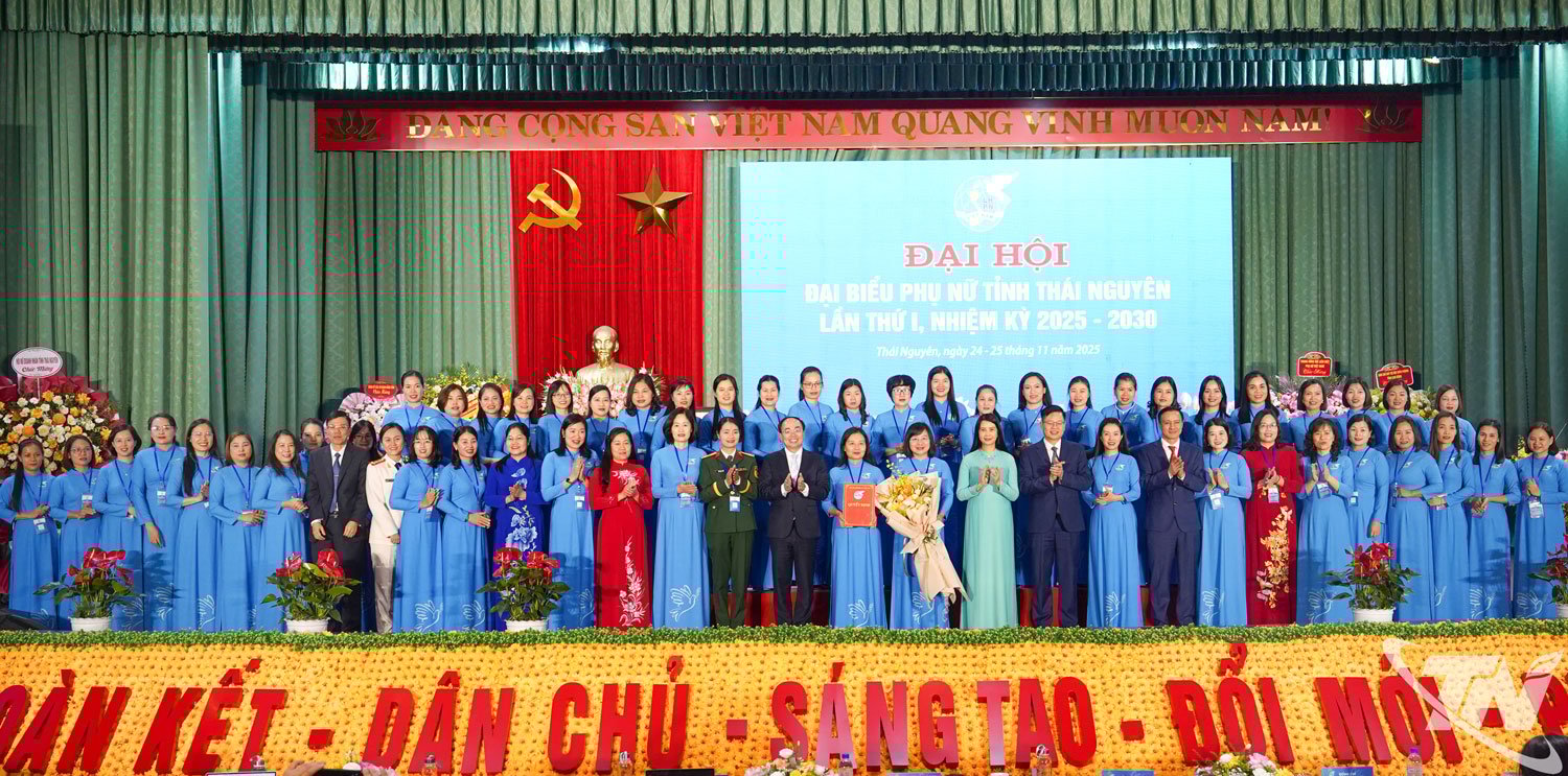 Towarzyszka Nguyen Dang Binh, stały zastępca sekretarza Prowincjonalnego Komitetu Partii, przewodniczący Prowincjonalnej Rady Ludowej i towarzyszka Tran Lan Huong, stały wiceprzewodniczący Wietnamskiej Unii Kobiet złożyli gratulacje Komitetowi Wykonawczemu Tajskiej Prowincjonalnej Unii Kobiet Nguyen, kadencji I, kadencji 2025-2030.