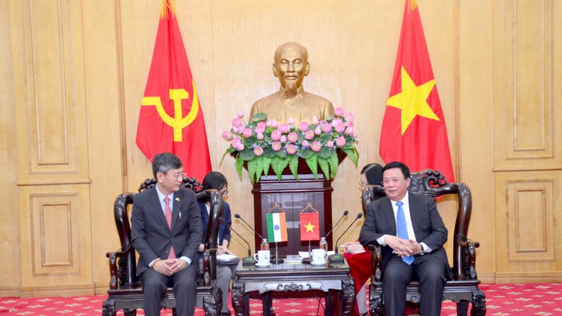 کامریڈ Nguyen Xuan Thang، پولیٹ بیورو کے رکن، ہو چی منہ نیشنل اکیڈمی آف پولیٹکس کے ڈائریکٹر، مرکزی نظریاتی کونسل کے چیئرمین نے ویتنام میں ہندوستان کے سفیر غیر معمولی اور پوری طاقت کے حامل شیرنگ ڈبلیو شیرپا کا استقبال کیا۔ (تصویر: فام کونگ)