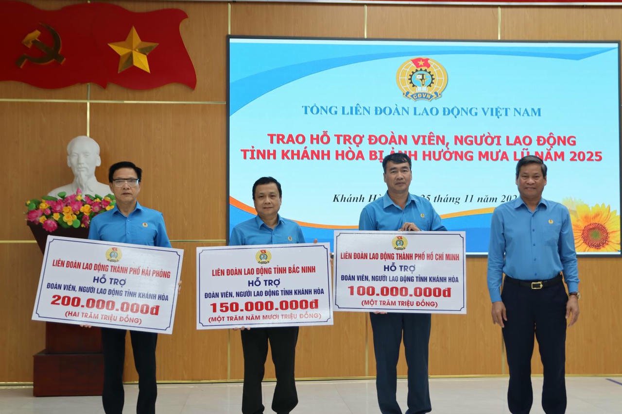 Dl. Huynh Thanh Xuan a oferit sprijin membrilor de sindicat și a oferit, de asemenea, donații de sprijin din partea Federației Muncii către Khanh Hoa pentru a sprijini membrii de sindicat. Foto: P.L.