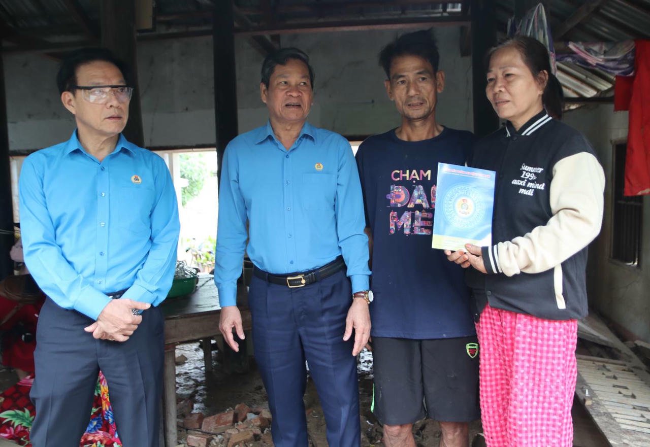 Vicepreședintele Confederației Generale a Muncii din Vietnam a vizitat și a încurajat familia membrei de sindicat Phan Thi Kim Hong, a cărei casă s-a prăbușit din cauza inundațiilor. Foto: P.L.