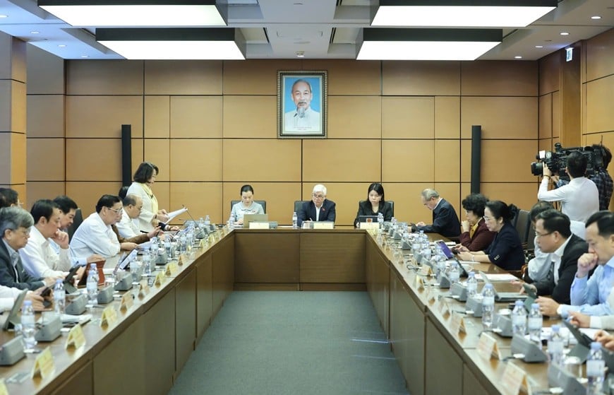 Delegația Adunării Naționale din orașul Ho Și Min a discutat în grupuri în dimineața zilei de 25 noiembrie. Fotografie: QUANG PHUC