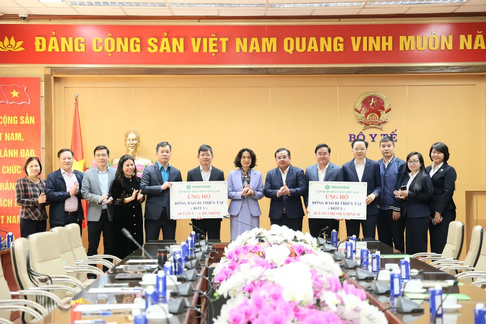 Das Gesundheitsministerium erhielt 20 Tonnen Wasser- und Umweltdesinfektionsmittel, die von der Vietnam Chemical Group gespendet wurden.