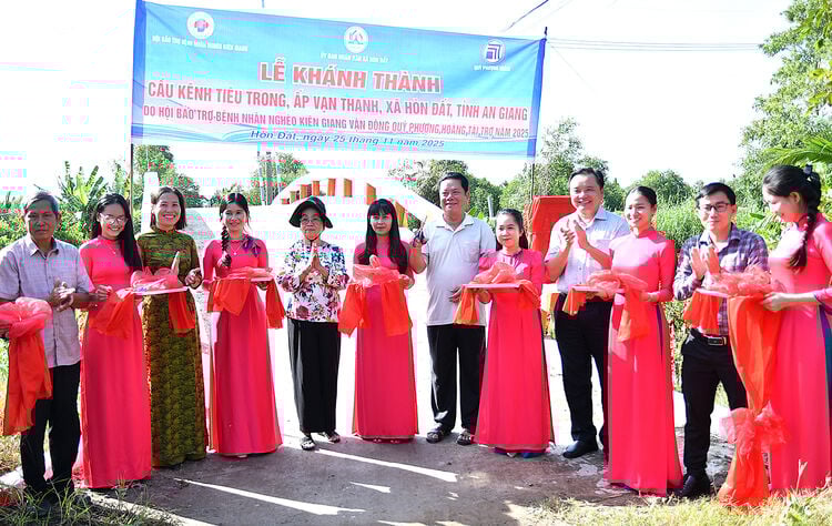 De Hon Dat Commune opende de Tieu Trong-kanaalbrug