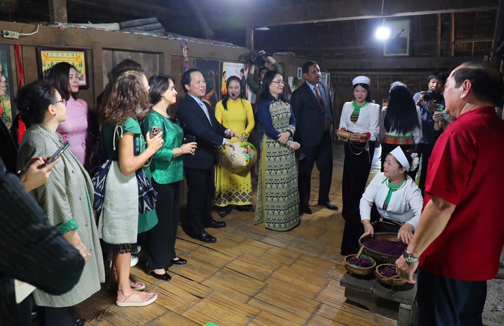 Goście zagraniczni chętnie poznają kulturę wietnamskich grup etnicznych – zdjęcie 5