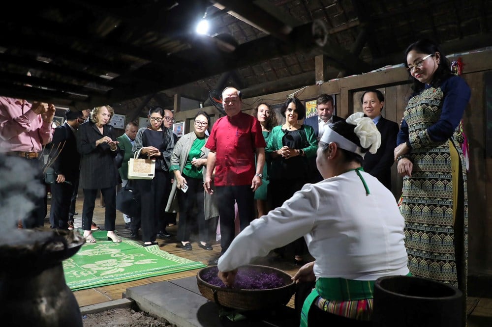 Goście zagraniczni chętnie poznają kulturę wietnamskich grup etnicznych – zdjęcie 9