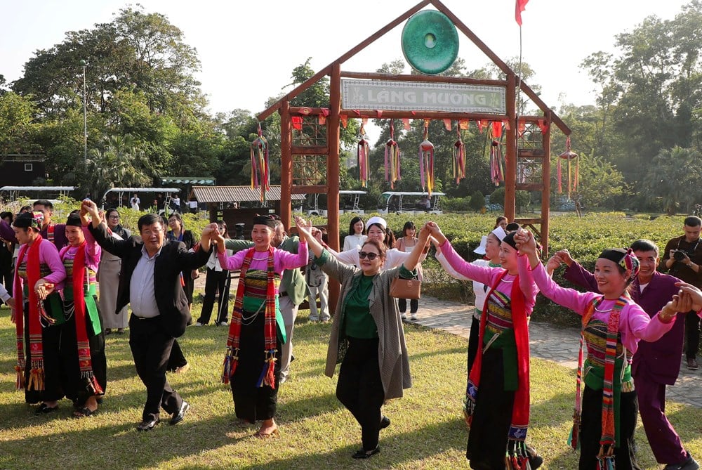 Goście zagraniczni chętnie poznają kulturę wietnamskich grup etnicznych – zdjęcie 11