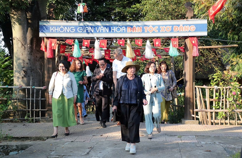 Goście zagraniczni chętnie poznają kulturę wietnamskich grup etnicznych – zdjęcie 13