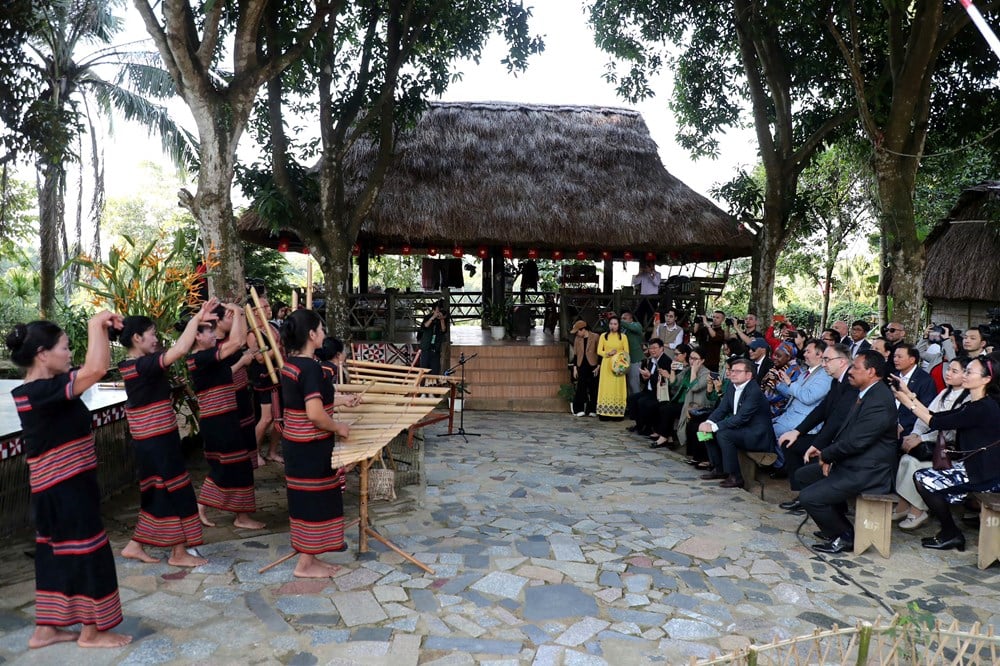 Goście zagraniczni chętnie poznają kulturę wietnamskich grup etnicznych – zdjęcie 14