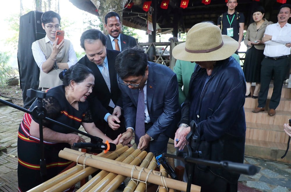 Goście zagraniczni chętnie poznają kulturę wietnamskich grup etnicznych – zdjęcie 16